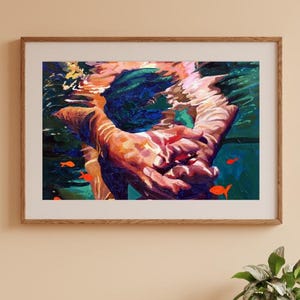 Puede incluir: Una pintura de dos manos entrelazadas bajo el agua con algunos peces de colores naranja nadando a su alrededor.