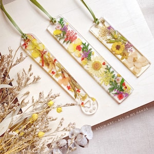 Nature-Inspired Bookmark, Resin Bookmark with Real Flowers, Handmade Bookmark, Book Lover Gift, Gift for Her, Unique Bookish Gift