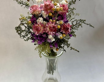 Pequeño ramo de flores secas: Arreglo floral con capullos de flores silvestres en jarrón.