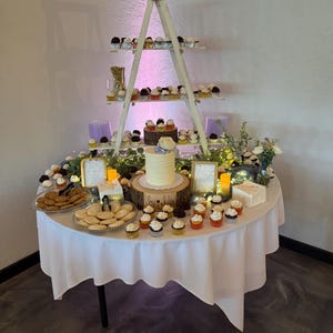 Personalized Wood Slice Wedding Cake Stand: Hand Burned Rustic Decor Bild 8
