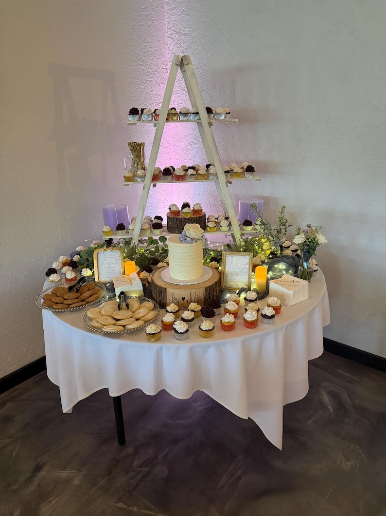 Personalized Wood Slice Wedding Cake Stand: Hand Burned Rustic Decor Bild 8