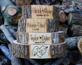 Présentoir à gâteau de mariage en tranches de bois personnalisé : décoration rustique brûlée à la main