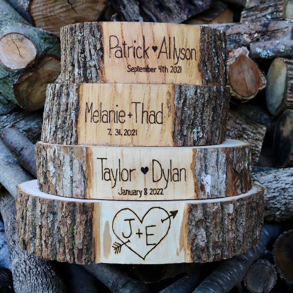 Soporte personalizado de madera para tarta de boda: decoración rústica grabada a mano.