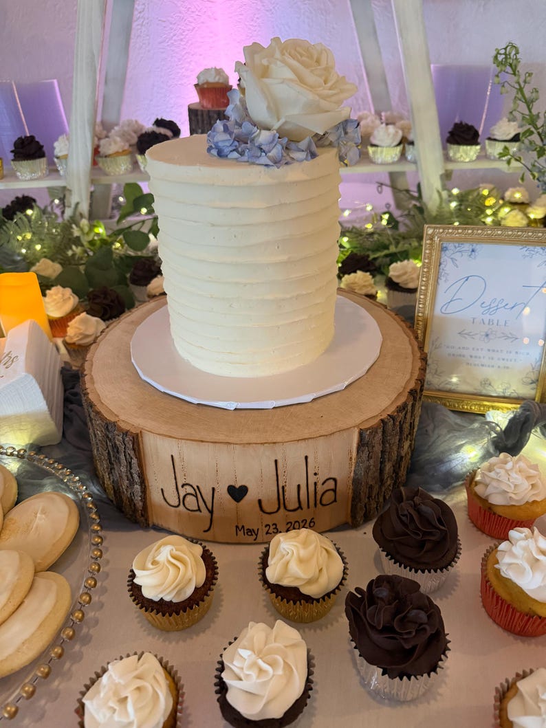 Personalized Wood Slice Wedding Cake Stand: Hand Burned Rustic Decor Bild 3