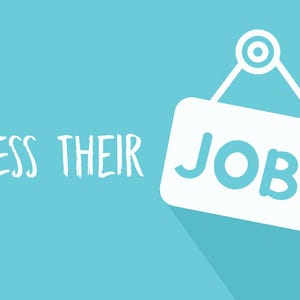 Può includere: Uno sfondo azzurro con testo bianco che recita "GUESS THEIR JOB?". Un cartello bianco con la parola "JOB?" è appeso a una corda. Il cartello ha una lunga ombra.