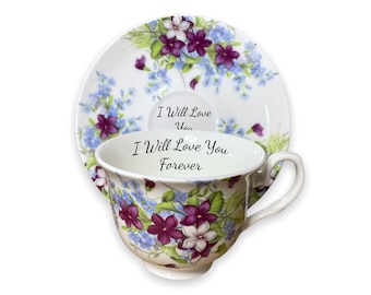 Taza de té y platillo personalizados de porcelana fina con diseño vintage de violetas florales.