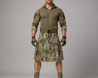 Könnte beinhalten: Ein taktisches Outfit bestehend aus einem olivgrünen Langarmshirt mit Reißverschluss und einem Camouflage-Kilt mit Seitentaschen. Das Ensemble umfasst fingerlose taktische Handschuhe, einen schwarzen Gürtel mit Schnalle und beige Kampfstiefel.