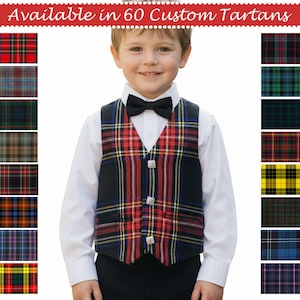 Könnte beinhalten: Ein Kind trägt eine rot, schwarz und gelb karierte Weste mit silbernen Knöpfen und einer schwarzen Fliege. Die Weste wird über einem weißen Hemd getragen. Der Text oben lautet "Available in 60 Custom Tartans".