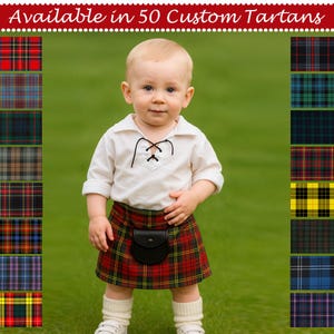 Peut inclure: Un bébé porte une chemise blanche avec un décolleté lacé et un kilt à carreaux rouge, vert et jaune. Le kilt a une petite poche noire. Le texte "Available in 50 Custom Tartans" est visible en haut.