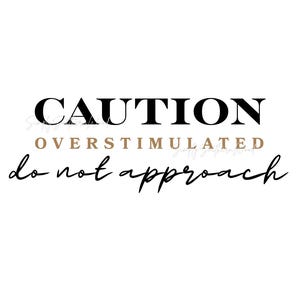 Könnte beinhalten: Weißer Hintergrund mit den Worten "CAUTION OVERSTIMULATED do not approach" in schwarzer und goldener Schrift. Das Wort "CAUTION" ist in einer fetten, serifenlosen Schriftart, während die anderen Wörter in einer zarteren Schriftart gehalten sind.