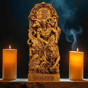 Könnte beinhalten: Eine goldene Statue von Asmodäus, einer Dämonenfigur, wird von vier brennenden, elfenbeinfarbenen Säulenkerzen flankiert. Die Statue weist komplizierte Details auf und ist vor einem dunklen Hintergrund mit Rauchschwaden platziert.