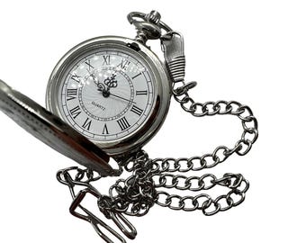 Reloj de bolsillo plateado con diseño elegante y cadena.