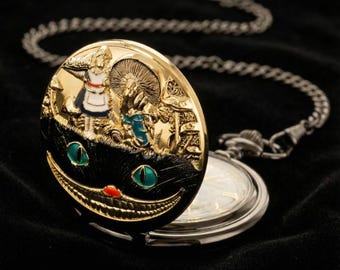 Exquisito reloj de bolsillo chapado en negro con la imagen del Gato de Cheshire de Alicia en el País de las Maravillas: una pieza de colección de inspiración vintage con detalles dorados.