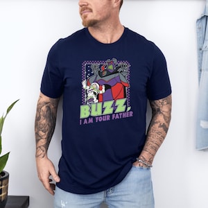 Puede incluir: Un letrero de madera r&uacute;stica con el texto "Welcome to our home" en letras blancas. El letrero presenta un acabado envejecido y un dise&ntilde;o simple y acogedor, ideal para un porche o entrada.