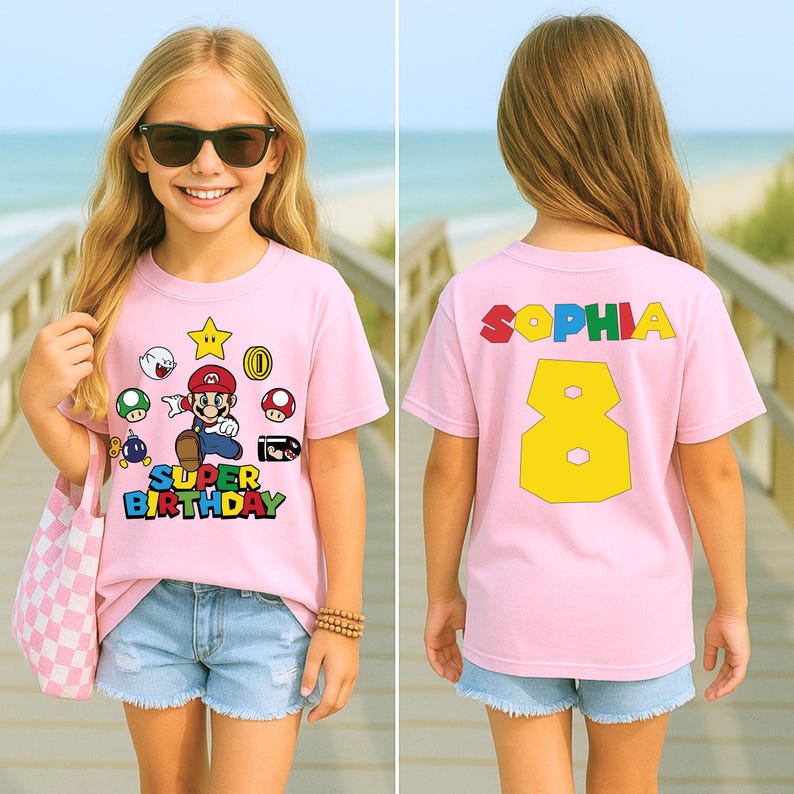 K&ouml;nnte beinhalten: Ein rosa T-Shirt mit Super Mario-Motiv. Auf der Vorderseite sind Mario, Sterne, M&uuml;nzen und der Text "SUPER BIRTHDAY" zu sehen. Auf der R&uuml;ckseite stehen der Name "SOPHIA" und die Zahl "8" in bunten Blockbuchstaben. Die Person tr&auml;gt blaue Jeansshorts.