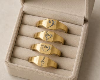Złoty pierścień sygnetowy ze stali nierdzewnej z grawerunkiem — Music/Bass Clef Designs