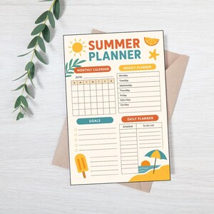 Puede incluir: Un planificador de verano con temática de playa. El planificador incluye secciones para un calendario mensual, planificador semanal, planificador diario y objetivos. El diseño presenta un sol, una rodaja de naranja, una estrella de mar, un helado y una escena de playa.