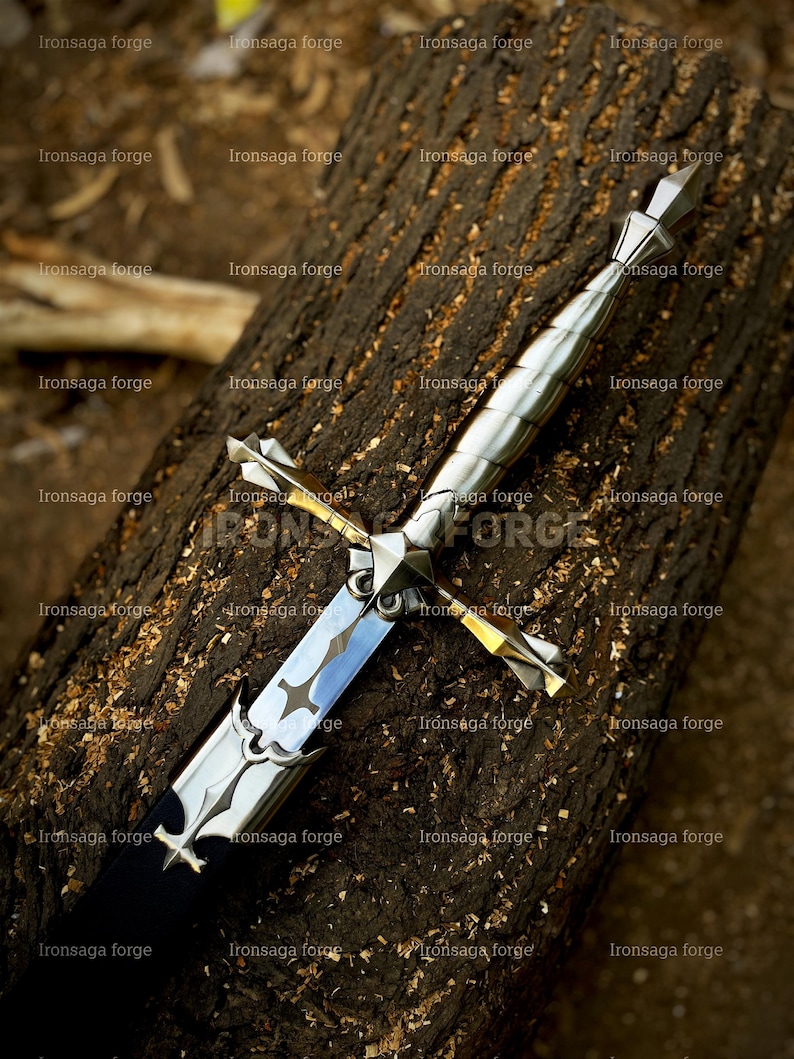 K&ouml;nnte beinhalten: Detailliertes Bild eines mittelalterlichen Schwertes mit silberner Klinge und Griff, mit aufwendigen Designs. Das Schwert liegt auf einer strukturierten, dunkelbraunen Holzoberfl&auml;che. Die Klinge hat einen blauen Farbton, und der Griff hat ein kreuzf&ouml;rmiges Design.