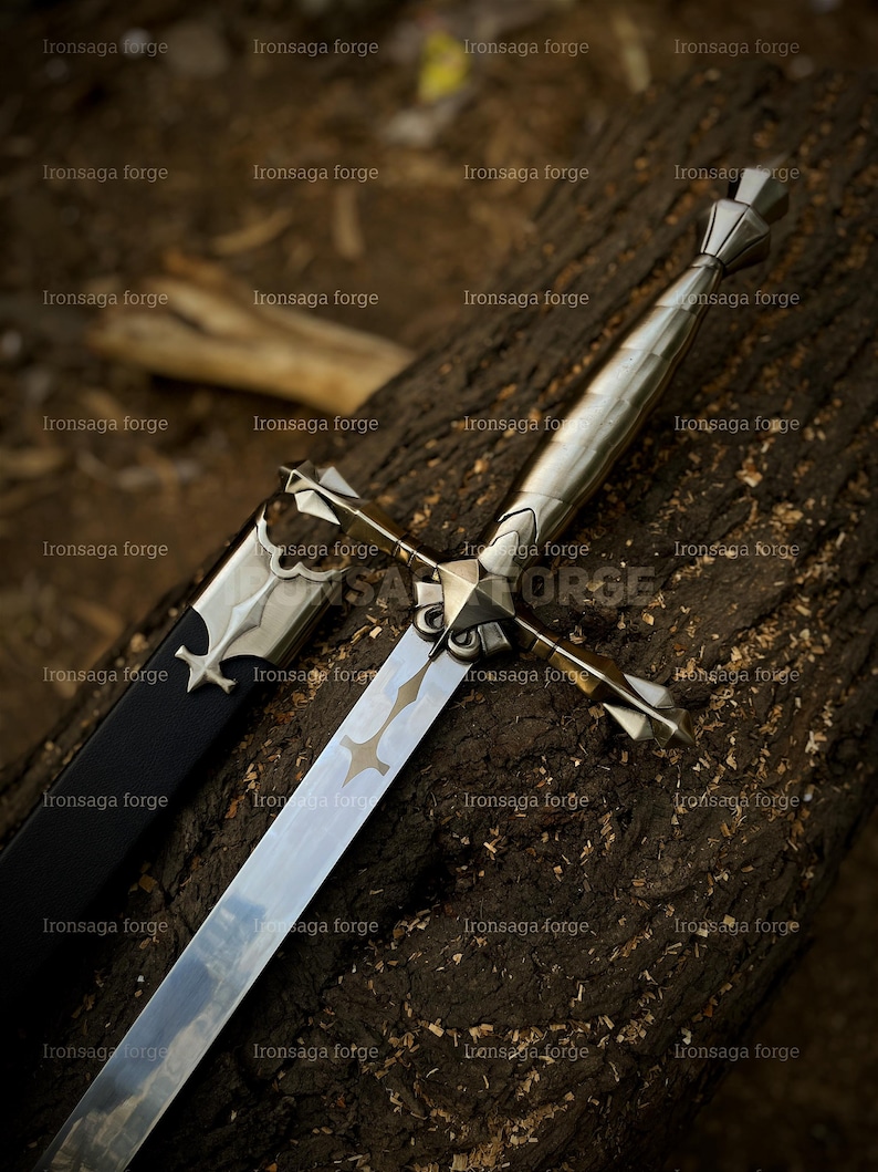 K&ouml;nnte beinhalten: Ein silbernes Schwert mit einem Kreuzdesign auf der Klinge und einem dekorativen Knauf, das auf einem verwitterten Holzstamm liegt. Eine schwarze Scheide mit silbernen Akzenten liegt neben dem Schwert. Draufsicht.