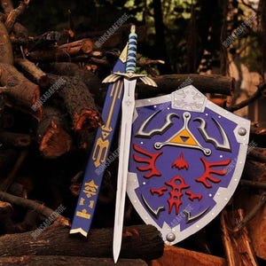 Puede incluir: Una espada con empuñadura y vaina azul y dorada, junto a un escudo con fondo morado y detalles rojos y dorados. El escudo presenta un emblema central, todo sobre un fondo de troncos de madera.