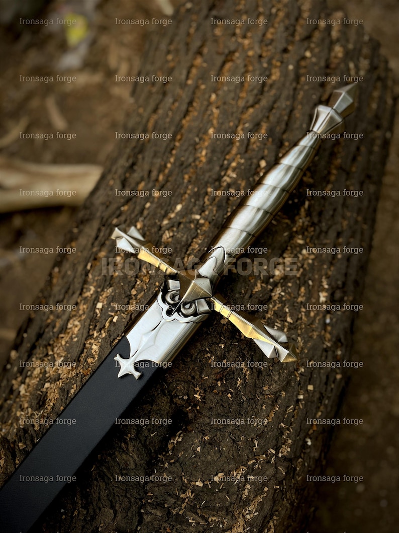 K&ouml;nnte beinhalten: Ein silbernes und schwarzes Schwert mit einem sternf&ouml;rmigen Emblem auf der Scheide liegt auf einer strukturierten Holzoberfl&auml;che. Das Schwert hat einen detaillierten Knauf und Parierstange mit poliertem Finish. Der Text "Ironsaga forge" wiederholt sich im Bild.