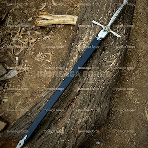 K&ouml;nnte beinhalten: Ein langes, silbernes und schwarzes Schwert mit kreuzf&ouml;rmigem Griff liegt auf einem verwitterten Holzstamm. Die Klinge ist schwarz, und der Griff und der Knauf sind silberfarben. Das Schwert wird im Freien ausgestellt.