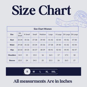 Op de afbeelding: Een maattabel met de kop Size Chart en een afbeelding van een meetlint. De tabel bevat afmetingen in inches voor buste, taille, heupen, schouders en mouwen van XX-Small tot 3X-Large. De tekst luidt All measurments Are in Inches.