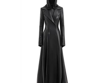 Può includere: Un lungo cappotto nero in pelle con cappuccio. Il cappotto ha un corpetto aderente, maniche lunghe e una gonna svasata. Presenta una chiusura con cerniera e cuciture verticali. L'indumento è presentato su sfondo bianco.