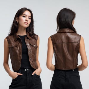 Peut inclure: Un gilet en cuir marron avec un col et une fermeture boutonn&eacute;e. Le gilet a deux poches avant et une coupe courte. Le mod&egrave;le porte un haut noir et un jean noir. Le gilet est pr&eacute;sent&eacute; de face et de dos.