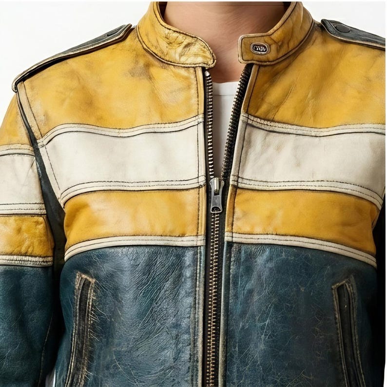 Op de afbeelding: Een leren jas met een color-block ontwerp met horizontale strepen in mosterdgeel, wit en donkerblauwgroen. De jas heeft een opstaande kraag met een drukknoopsluiting, een centrale metalen rits en schouderkleppen met drukknopen.
