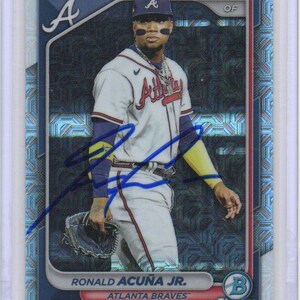Cartão de beisebol autografado por Ronald Acuna Jr. e assinado pelo Atlanta Braves