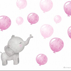 Puede incluir: Un elefante gris con mejillas rosadas est&aacute; de pie sobre un fondo blanco. El elefante est&aacute; sosteniendo su trompa en el aire. Hay globos rosados de acuarela flotando alrededor del elefante.