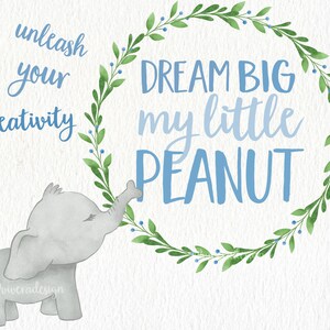 Może przedstawiać: Aquarela przedstawiająca szarego słonia z niebieskim wieńcem kwiatowym wok&oacute;ł niego. Wieniec zawiera napis "DREAM BIG my little PEANUT" niebieskimi literami.