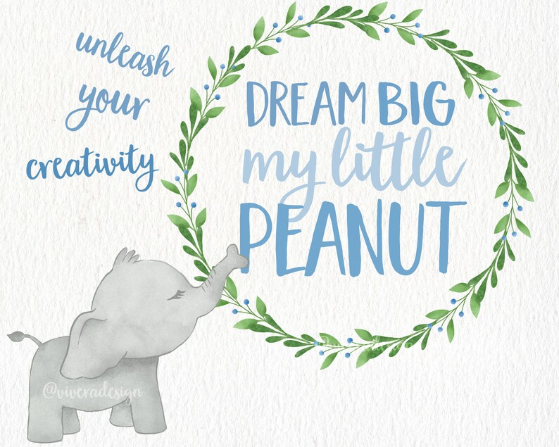 Może przedstawiać: Aquarela przedstawiająca szarego słonia z niebieskim wieńcem kwiatowym wok&oacute;ł niego. Wieniec zawiera napis "DREAM BIG my little PEANUT" niebieskimi literami.