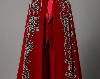 Custom Red Velvet Embroidered Men Cape Suit Royal Prince Costume Cape Baroque Venetian Renaissance Regal Groom Wedding Christmas Outfit