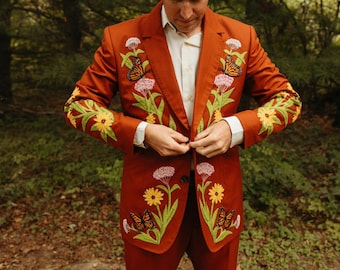Traje vaquero de 2 piezas para hombre, color naranja óxido, con bordado floral y mariposas, ideal para bodas, cócteles y fiestas.