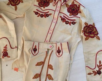 Customized 2Pc Men's Western Suits Rose Embroidered Smile Pocketed Western Wedding Suits Cowboy Grooms Outfits Boho 2 Pc Country Style