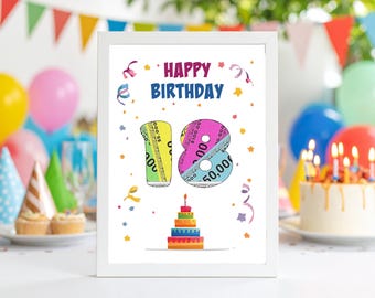Op de afbeelding: Een ingelijste print met de woorden "HAPPY BIRTHAY" in blauw en het getal "18" gevuld met kleurrijke geldontwerpen. Een kleine, gelaagde taart met een brandende kaars staat onderaan. Confetti en feestversieringen zijn op de achtergrond.