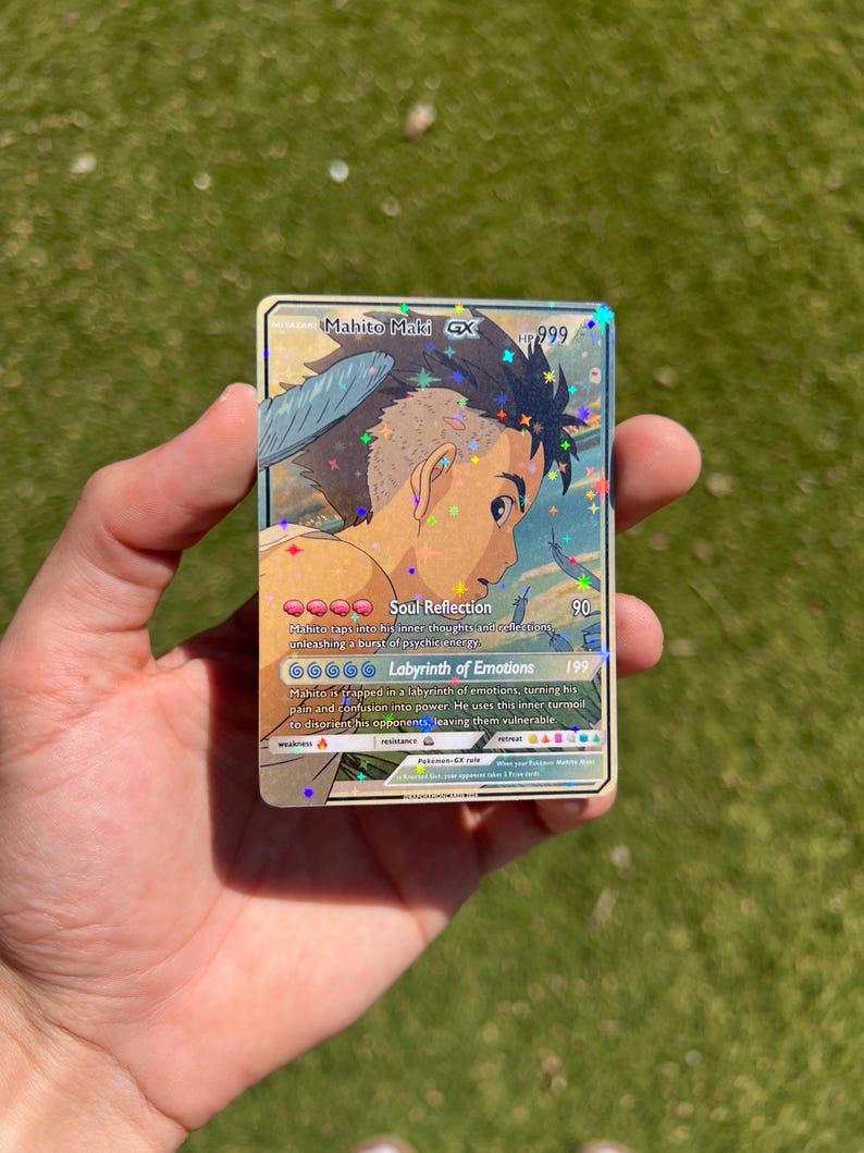 Puede incluir: Una carta de Pok&eacute;mon hologr&aacute;fica con Mahito Maki, un personaje con cabello azul y un atuendo azul y blanco. La carta tiene un fondo azul claro con estrellas y un efecto hologr&aacute;fico. El texto de la carta dice "Reflexi&oacute;n del alma" y "Laberinto de emociones".