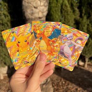 Réplica de cartas personalizadas de Pikachu, Charizard y Mewtwo de la aplicación Pokémon TCG Pocket