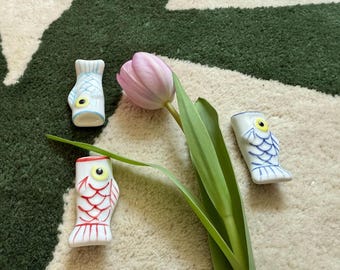 Reposapalillos de cerámica con forma de pez hecho a mano: decoración de mesa, auténtico y bonito soporte para palillos Ukiyo-e, ideal para amantes de la cultura del diseño japonés, juego de 3