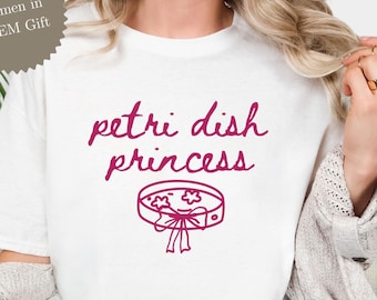 Camiseta de microbiología, camiseta de placa de Petri, regalo de princesa de la ciencia, camiseta científica bonita, camiseta de estudiante de biología, estética de chica de laboratorio, mujeres en STEM