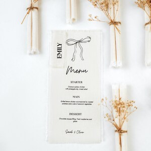 Menù di nozze personalizzato in lino, menù segnaposto in tessuto per gli ospiti, decorazioni da tavola rustiche in stile boho, menù in tessuto con bordo sfrangiato, menù per addio al nubilato