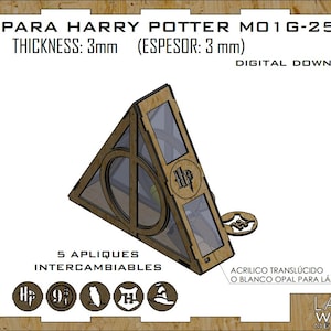 Puede incluir: Lámpara de madera con temática de Harry Potter, con el símbolo de las Reliquias de la Muerte. La lámpara tiene forma triangular con paneles de acrílico transparente y una pequeña base circular. El texto "LÁMPARA HARRY POTTER MO1G-250E3" es visible. Grosor: 3 mm.