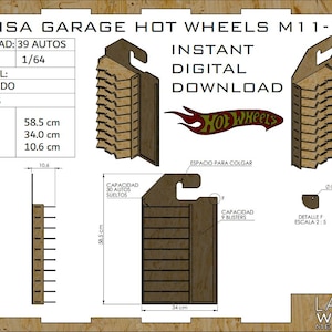 Puede incluir: Exhibidor de garaje Hot Wheels de madera con el texto "Descarga digital instantánea". El exhibidor mide 58,5 cm de largo, 34,0 cm de ancho y 10,6 cm de profundidad, diseñado para 39 coches. Incluye espacio para colgar.