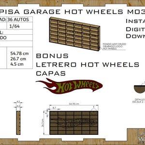 Puede incluir: Un expositor de garaje Hot Wheels de madera con capacidad para 36 coches. El expositor mide 54,78 cm de largo, 26,7 cm de ancho y 4,5 cm de profundidad. Incluye el logotipo de Hot Wheels y el texto "Descarga digital instantánea".