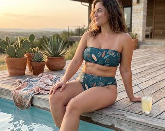 Bandeau-Bikini in großen Größen (2XS-6XL) | Tropisch-blauer Badeanzug mit hohem Bund | Recycelter Damen-Bikini | Der Sommer naht | PunkForge