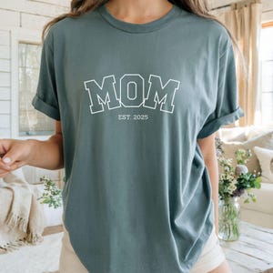 Custom Mom and Dad Shirts, Comfort Colors New Mom Dad Tee, Mom Est 2024 Shirt, Dad to Be Shirt, Pregnancy Reveal Gift, Parents Gift