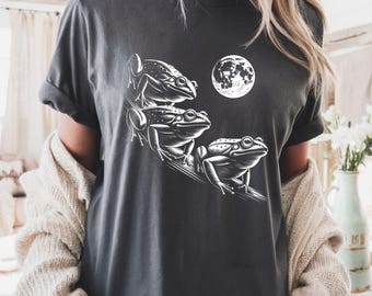 Frogs Howling at Moon Shirt, Vintage Comfort Colors® Frog Tee, Retro Funny Toad Shirt, Mystical Frog Lover Gift, Weird Frog Graphic