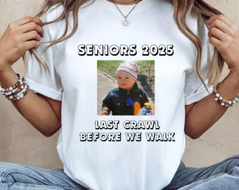Last Crawl Before We Walk Baby-T-shirt, Senior Grad 2025-shirt, Y2K-afstudeertop, studentenvereniging afstudeercadeau, aangepast College Grad-T-shirt